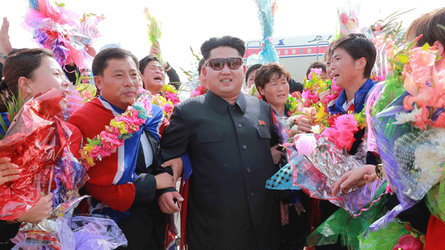 메인이미지  6 : 김정은 북한 국방위원회 제1위원장이 2015 동아시아축구연맹(EAFF) 축구선수권대회(동아시안컵)에서 우승하고 귀국한 북한 여자 축구선수들을 평양 순안국제공항까지 직접 나가 마중했다고 조선중앙TV가 10일 보도했다. 김 제1위원장은 '금의환향'한 여자 축구 선수들의 손을 일일이 잡고 축하했다.