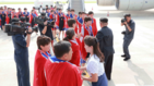섬네일이미지  5:김정은 북한 국방위원회 제1위원장이 2015 동아시아축구연맹(EAFF) 축구선수권대회(동아시안컵)에서 우승하고 귀국한 북한 여자 축구선수들을 평양 순안국제공항까지 직접 나가 마중했다고 조선중앙TV가 10일 보도했다. 김 제1위원장은 '금의환향'한 여자 축구 선수들의 손을 일일이 잡고 축하했다.