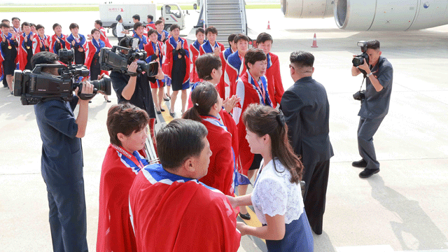 메인이미지  5 : 김정은 북한 국방위원회 제1위원장이 2015 동아시아축구연맹(EAFF) 축구선수권대회(동아시안컵)에서 우승하고 귀국한 북한 여자 축구선수들을 평양 순안국제공항까지 직접 나가 마중했다고 조선중앙TV가 10일 보도했다. 김 제1위원장은 '금의환향'한 여자 축구 선수들의 손을 일일이 잡고 축하했다.