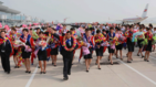 섬네일이미지  2:김정은 북한 국방위원회 제1위원장이 2015 동아시아축구연맹(EAFF) 축구선수권대회(동아시안컵)에서 우승하고 귀국한 북한 여자 축구선수들을 평양 순안국제공항까지 직접 나가 마중했다고 조선중앙TV가 10일 보도했다. 김 제1위원장은 '금의환향'한 여자 축구 선수들의 손을 일일이 잡고 축하했다.