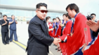 섬네일이미지  4:김정은 북한 국방위원회 제1위원장이 2015 동아시아축구연맹(EAFF) 축구선수권대회(동아시안컵)에서 우승하고 귀국한 북한 여자 축구선수들을 평양 순안국제공항까지 직접 나가 마중했다고 조선중앙TV가 10일 보도했다. 김 제1위원장은 '금의환향'한 여자 축구 선수들의 손을 일일이 잡고 축하했다.