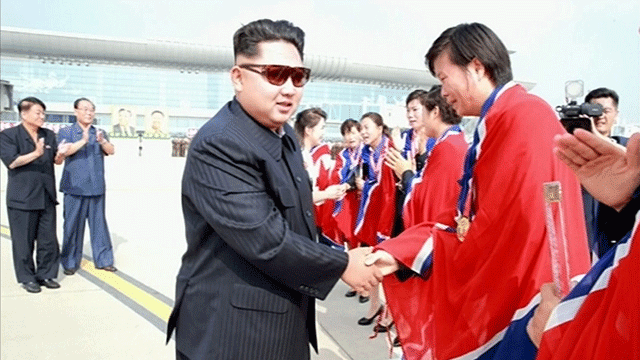 메인이미지  4 : 김정은 북한 국방위원회 제1위원장이 2015 동아시아축구연맹(EAFF) 축구선수권대회(동아시안컵)에서 우승하고 귀국한 북한 여자 축구선수들을 평양 순안국제공항까지 직접 나가 마중했다고 조선중앙TV가 10일 보도했다. 김 제1위원장은 '금의환향'한 여자 축구 선수들의 손을 일일이 잡고 축하했다.