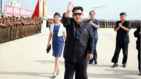 섬네일이미지  3:김정은 북한 국방위원회 제1위원장이 2015 동아시아축구연맹(EAFF) 축구선수권대회(동아시안컵)에서 우승하고 귀국한 북한 여자 축구선수들을 평양 순안국제공항까지 직접 나가 마중했다고 조선중앙TV가 10일 보도했다. 김 제1위원장은 '금의환향'한 여자 축구 선수들의 손을 일일이 잡고 축하했다.