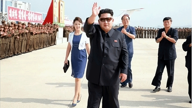 메인이미지  3 : 김정은 북한 국방위원회 제1위원장이 2015 동아시아축구연맹(EAFF) 축구선수권대회(동아시안컵)에서 우승하고 귀국한 북한 여자 축구선수들을 평양 순안국제공항까지 직접 나가 마중했다고 조선중앙TV가 10일 보도했다. 김 제1위원장은 '금의환향'한 여자 축구 선수들의 손을 일일이 잡고 축하했다.