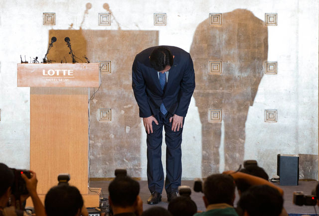 메인이미지  3 : 롯데그룹 신동빈 회장이 11일 오전 서울 중구 롯데호텔에서 최근 붉어진 경영권 분쟁과 관련해 대국민 사과를 하고 있다.