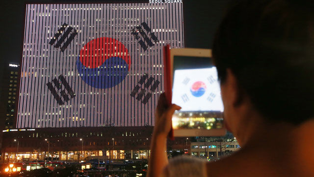 메인이미지  1 : 광복절을 앞둔 11일 서울스퀘어 앞 외벽에 광복 70주년 기념 미디어 파사드가 펼쳐지고 있다. 
