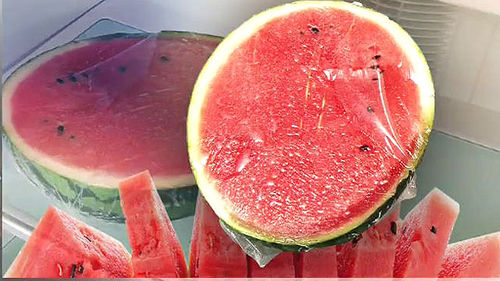 반쪽 수박 냉장보관 이미지