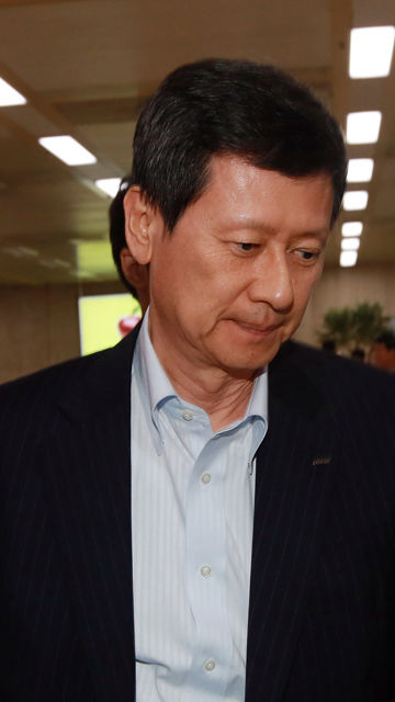 메인이미지  3 : 신동주 전 일본 롯데홀딩스 부회장이 11일 김포공항을 통해 입국하고 있다. 롯데그룹 형제 간 경영권 다툼의 분수령이 될 일본 롯데홀딩스 주주총회는 오는 17일로 전격 결정됐다. (서울=연합)