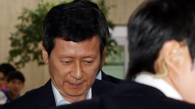 메인이미지  2 : 신동주 전 일본 롯데홀딩스 부회장이 11일 김포공항을 통해 입국하고 있다. 롯데그룹 형제 간 경영권 다툼의 분수령이 될 일본 롯데홀딩스 주주총회는 오는 17일로 전격 결정됐다. (서울=연합)