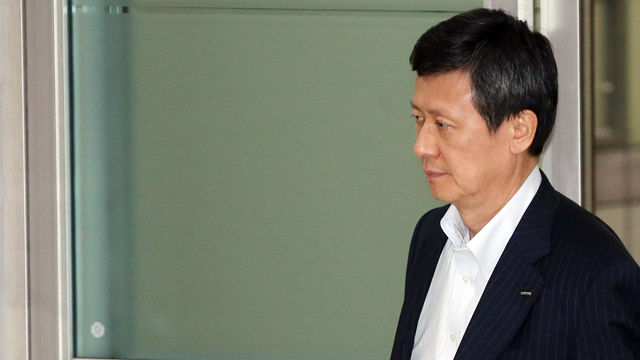 메인이미지  1 : 신동주 전 일본 롯데홀딩스 부회장이 11일 김포공항을 통해 입국하고 있다. 롯데그룹 형제 간 경영권 다툼의 분수령이 될 일본 롯데홀딩스 주주총회는 오는 17일로 전격 결정됐다. (서울=연합)
