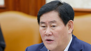 최경환 "위안화 평가절하, 한국 수출에 긍정영향 기대"