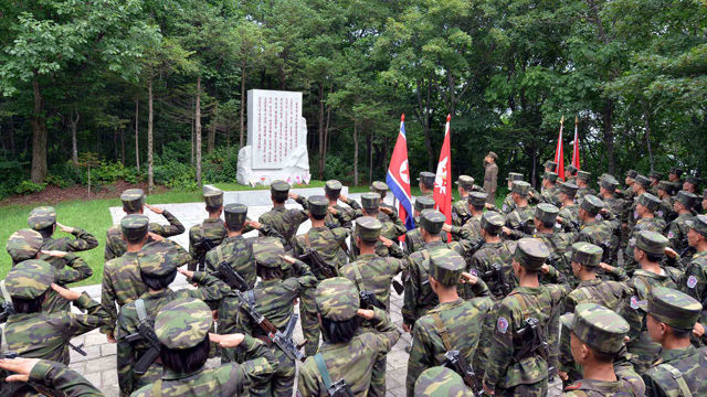 메인이미지  4 : 광복 70주년을 맞아 조선인민군 군인들의 '붉은기 이어달리기' 계속되고 있다고 12일 조선중앙통신이 보도했다.