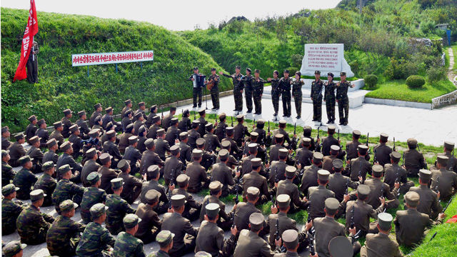 메인이미지  3 : 광복 70주년을 맞아 조선인민군 군인들의 '붉은기 이어달리기' 계속되고 있다고 12일 조선중앙통신이 보도했다.