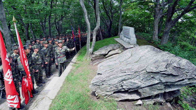 메인이미지  2 : 광복 70주년을 맞아 조선인민군 군인들의 '붉은기 이어달리기' 계속되고 있다고 12일 조선중앙통신이 보도했다.