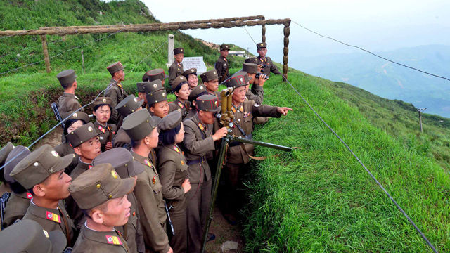 메인이미지  1 : 광복 70주년을 맞아 조선인민군 군인들의 '붉은기 이어달리기' 계속되고 있다고 12일 조선중앙통신이 보도했다.