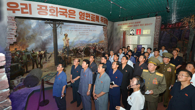 메인이미지  1 : 국가책임일꾼들과 성, 중앙기관 당, 행정 일꾼들이 12일 신천박물관을 참관했다고 조선중앙통신이 보도했다.