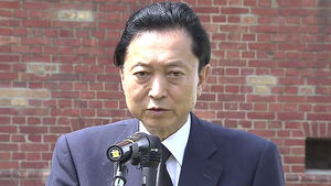 日 전 총리, 추모비에 큰절&hellip;"가혹 행위 사과"
