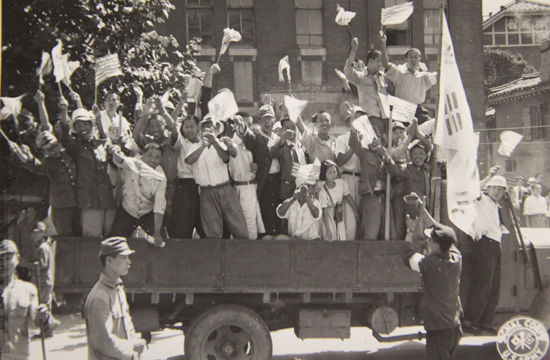 메인이미지  1 : 1945년 9월 9일 서울역에서 총독부 건물까지 거리행진을 하며 광복의 기쁨을 만끽하는 한국인들. 손에 태극기와 성조기를 함께 들고 있다. 국사편찬위원회는 광복 70년을 맞아 미국 국립문서기록관리청(NARA)에서 발굴한 사진 자료 70장을 공개한다고 13일 밝혔다. (국사편찬위원회 제공)