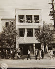 섬네일이미지  3:1945년 9월 10일 4개국 국기를 내건 서울 번화가 건물 모습. &ldquo;한국은 연합군을 환영합니다&rdquo;라는 플래카드가 걸려 있다. (국사편찬위원회 제공)