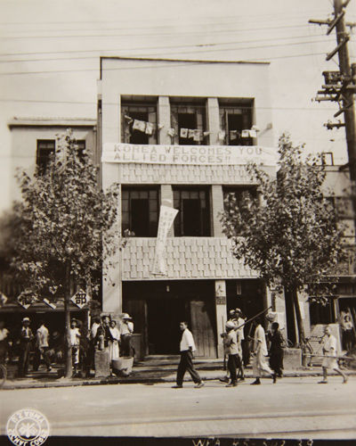 메인이미지  3 : 1945년 9월 10일 4개국 국기를 내건 서울 번화가 건물 모습. &ldquo;한국은 연합군을 환영합니다&rdquo;라는 플래카드가 걸려 있다. (국사편찬위원회 제공)