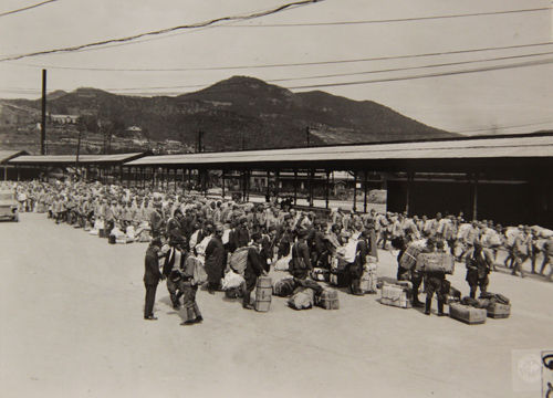 메인이미지  10 : 1945년 10월 12일 열차에서 짐을 내린 후, 일본으로 돌아가기 전 다음 지역으로의 이동을 기다리는 일본 군인들. (국사편찬위원회 제공)
