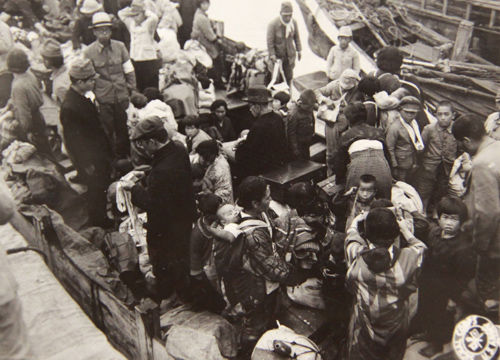메인이미지  13 : 1946년 1월 14일 한국에서 일본 하카다에 도착한 일본인들. 이 배에 다시 한국인들을 태워 보냈다. (국사편찬위원회 제공)