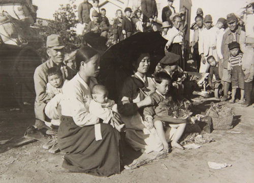 메인이미지  14 : 1945년 12월 29일 일본에서 귀환을 기다리는 한국인들이 선착장에서 대기하고 있다. 이들을 위해 따로 마련된 선박이 없었기 때문에 한국으로 가는 선박에 빈자리가 날 때까지 기다리고 있다. (국사편찬위원회 제공)