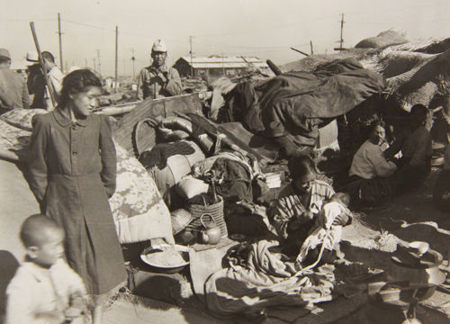 메인이미지  15 : 1945년 12월 29일 전시(戰時)에 노동자로 일본에 건너간 한국인들이 선착장에서 고국으로의 귀환을 기다리고 있다. 이들을 위해 따로 마련된 수송선이 없었기 때문에 한 달 가까이 기다리기도 했다. (국사편찬위원회 제공)