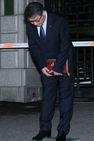 섬네일이미지  1:최태원 SK그룹 회장이 14일 경기 의정부교도소 앞에서 고개 숙여 인사하고 있다. 최 회장은 이날 광복 70주년을 맞아 형집행 면제 특별사면 및 특별복권을 받았다. (의정부=연합)