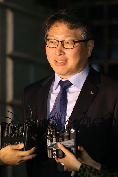 메인이미지  6 : 최태원 SK그룹 회장이 14일 경기 의정부교도소 앞에서 취재진 질문에 답변하고 있다. 최 회장은 이날 광복 70주년을 맞아 형집행 면제 특별사면 및 특별복권을 받았다. (의정부=연합)