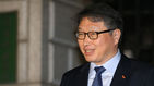 섬네일이미지  5:최태원 SK그룹 회장이 14일 경기 의정부교도소 앞에서 취재진 질문에 답변하고 있다. 최 회장은 이날 광복 70주년을 맞아 형집행 면제 특별사면 및 특별복권을 받았다. (의정부=연합)