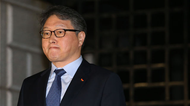 메인이미지  7 : 최태원 SK그룹 회장이 14일 경기 의정부교도소 앞에서 생각에 잠겨 있다. 최 회장은 이날 광복 70주년을 맞아 형집행 면제 특별사면 및 특별복권을 받았다. (의정부=연합)