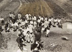 섬네일이미지  1:1948년 5월 6일 서울 인근의 작은 마을에서 L-5 연락기가 뿌린 전단을 다투어 줍고 있다. 전단은 다가오는 총선거 날짜를 알리고 투표를 독려하는 것으로 한국 언론과 민정국에 의해 뿌려졌다. 국사편찬위원회는 광복 70년을 맞아 미국 국립문서기록관리청(NARA)에서 발굴한 사진 자료 70장을 공개한다고 13일 밝혔다. (국사편찬위원회 제공)