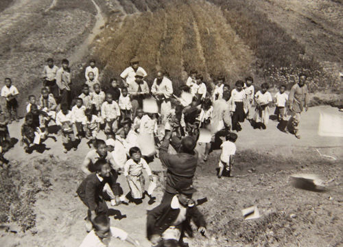 메인이미지  1 : 1948년 5월 6일 서울 인근의 작은 마을에서 L-5 연락기가 뿌린 전단을 다투어 줍고 있다. 전단은 다가오는 총선거 날짜를 알리고 투표를 독려하는 것으로 한국 언론과 민정국에 의해 뿌려졌다. 국사편찬위원회는 광복 70년을 맞아 미국 국립문서기록관리청(NARA)에서 발굴한 사진 자료 70장을 공개한다고 13일 밝혔다. (국사편찬위원회 제공)