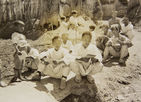 섬네일이미지  2:1948년 5월 6일 서울 근교의 작은 마을에서 남자들이 다가오는 총선거에 관한 전단을 읽고 있다. 전단은 다가오는 총선거 날짜를 알리고 투표를 독려하는 것으로 L-5 연락기에 의해 남부 지방 일대에 뿌려진 것이다. (국사편찬위원회 제공)