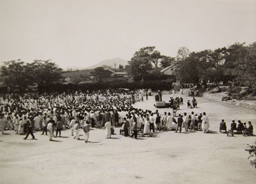 메인이미지  4 : 1948년 5월 8일 전남 영산포의 작은 마을에서 선거유세를 보기 위해 모인 사람들. (국사편찬위원회 제공)