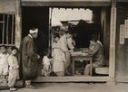 섬네일이미지  5:1948년 5월 10일 총선거가 시행되는 투표소 입구. 유권자의 신분을 확인하고 있다. (국사편찬위원회 제공)
