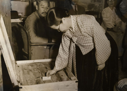 메인이미지  7 : 1948년 5월 10일 투표하는 여성유권자. (국사편찬위원회 제공)