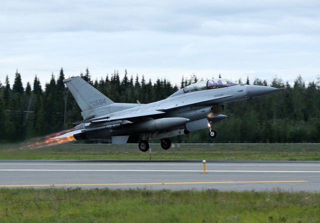 메인이미지  3 : 11일(한국시간)부터 2015 레드플래그 알래스카 본 훈련이 시작된 가운데 임무수행을 위해 대한민국 공군 KF-16D 전투기가 미국 알래스카주 아일슨 공군기지에서 이륙하고 있다.