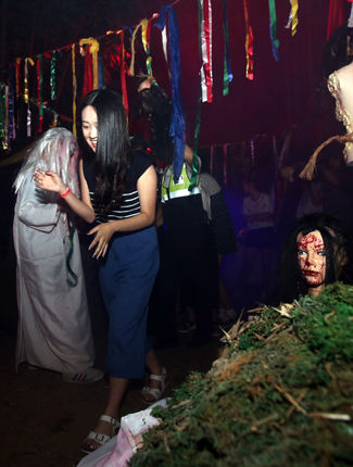 메인이미지  2 : 14일 오후 울산 태화강 대공원에서 열린 대숲 납량축제에 마련된 '호러 트레킹 코스'에서 귀신들이 관람객을 기다리고 있다. 이 코스는 '전설의 고향'을 주제로 한 6개 코스와 '해부학 병동'으로 이뤄져 있다.
