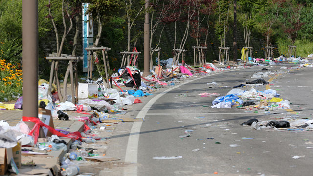 메인이미지  2 : 지난 13일 오후 '2015 무한도전 영동고속도로 가요제'가 열린 강원 평창군 알펜시아 스키 점프대 행사장 주변이 쓰레기로 몸살을 앓고 있다.

특히 알펜시아 골프클럽부터 스키점프대까지 500ｍ가량 되는 2차로는 온통 쓰레기로 뒤덮여 차량 운행이 어려울 지경이다.