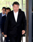 섬네일이미지  3:광복절 특별사면으로 풀려난 최태원 SK그룹 회장이 광복절인 15일 서울 종로구 서린동 SK사옥에 출근하고 있다.