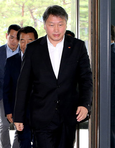 메인이미지  3 : 광복절 특별사면으로 풀려난 최태원 SK그룹 회장이 광복절인 15일 서울 종로구 서린동 SK사옥에 출근하고 있다.