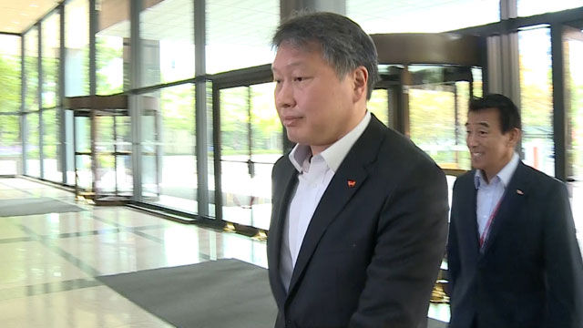 메인이미지  4 : 광복절 특별사면으로 풀려난 최태원 SK그룹 회장이 광복절인 15일 서울 종로구 서린동 SK사옥에 출근하고 있다.