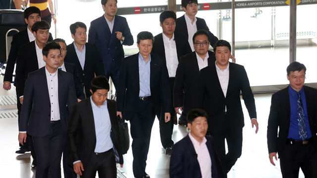 메인이미지  1 : 신동주 전 일본 롯데 부회장이 일본롯데홀딩스 주주총회 참석을 위해 16일 오전 서울 김포공항을 통해 출국하고 있다.