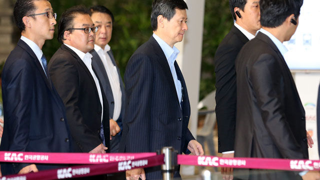 메인이미지  5 : 신동주 전 일본 롯데 부회장이 일본롯데홀딩스 주주총회 참석을 위해 16일 오전 서울 김포공항을 통해 출국하고 있다.