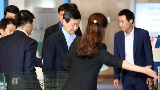 메인이미지  3 : 신동주 전 일본 롯데 부회장이 일본롯데홀딩스 주주총회 참석을 위해 16일 오전 서울 김포공항을 통해 출국하고 있다.