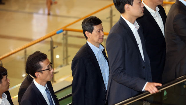 메인이미지  2 : 신동주 전 일본 롯데 부회장이 일본롯데홀딩스 주주총회 참석을 위해 16일 오전 서울 김포공항을 통해 출국하고 있다.