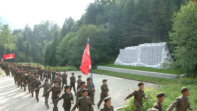 메인이미지  7 : 조선중앙통신은 16일 전국 청소년 학생들의 답사행군대가 15일 백두산 지구 혁명 전적지를 답사하고 맹세 모임을 가졌다고 보도했다. 