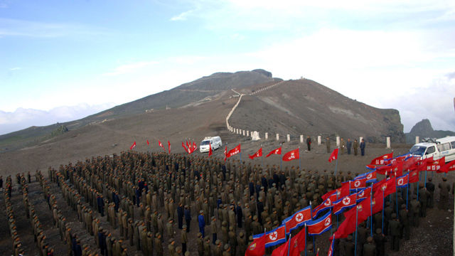 메인이미지  3 : 조선중앙통신은 16일 전국 청소년 학생들의 답사행군대가 15일 백두산 지구 혁명 전적지를 답사하고 맹세 모임을 가졌다고 보도했다. 